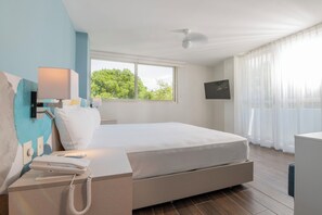 Standard Room, 1 King Bed | In-room safe, desk, laptop workspace, iron/ironing board - Vista Express Guadalajara Expo SureStay Collection by BW (Guadalajara)