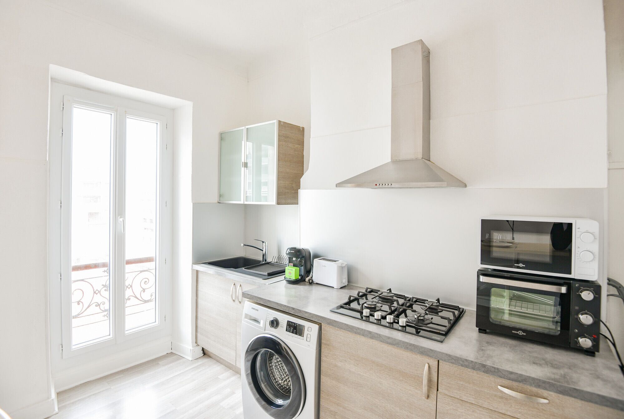 Frigorifero, microonde, forno, piano cottura
