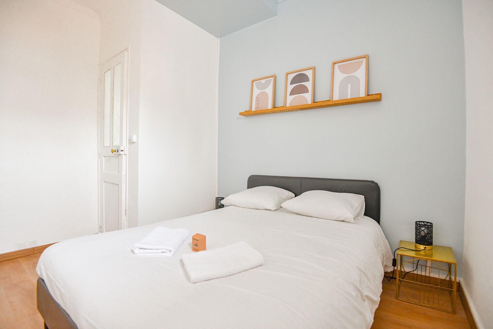 1 slaapkamer, een strijkplank/strijkijzer, wifi, beddengoed