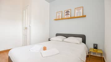 1 slaapkamer, een strijkplank/strijkijzer, wifi, beddengoed