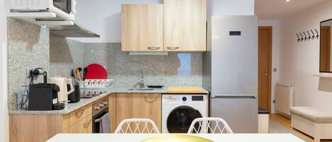 Refrigerador, microondas, horno, cafetera/tetera