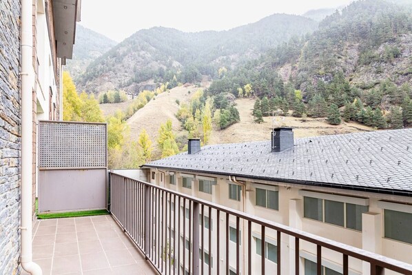 A balcony with a view of a mountainous landscape. - By Ski Lift, Scenic Terrace & Free Parking
(Arinsal)