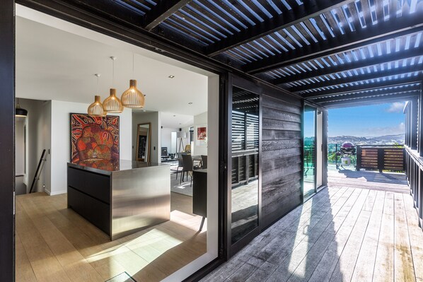 Casa Deluxe | Cocina privada | Refrigerador con congelador, microondas, horno y parrilla de estufa 