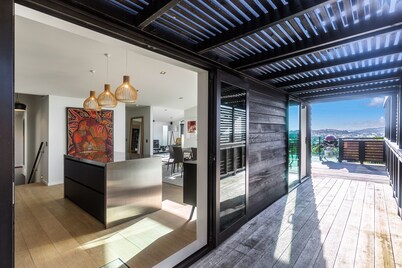 Taonga with panoramic sea views 