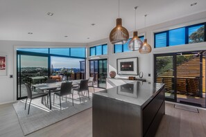 Deluxe-Haus | Essbereich im Zimmer
