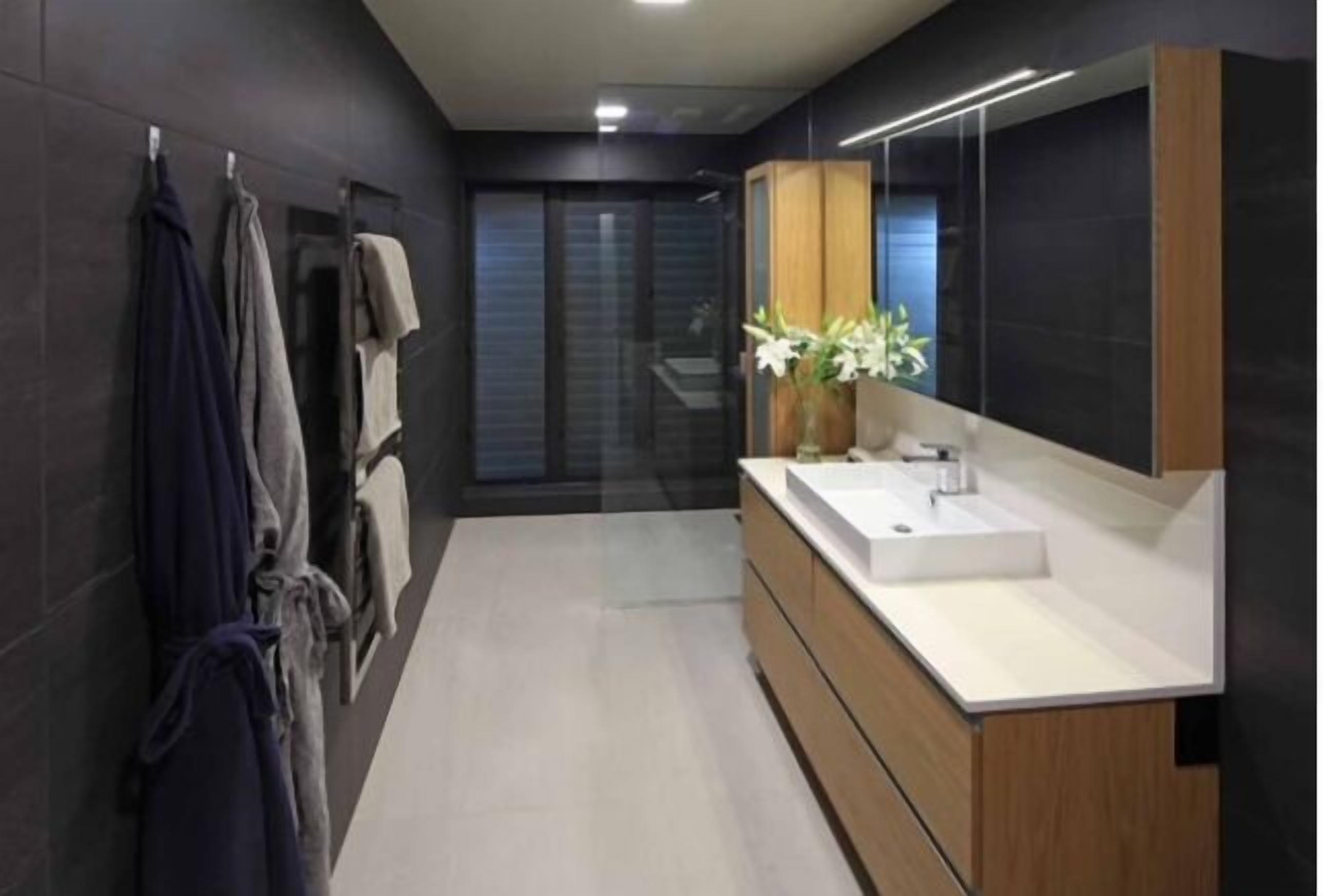 Deluxe-Haus | Badezimmer | Dusche, kostenlose Toilettenartikel, Haartrockner