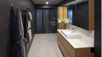 Deluxe-Haus | Badezimmer | Dusche, kostenlose Toilettenartikel, Haartrockner