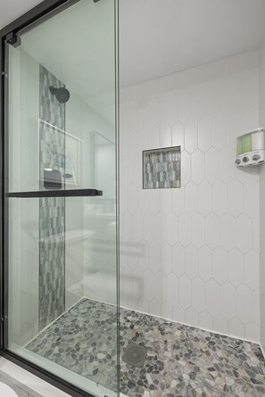 Serviettes fournies, savon, shampooing, papier de toilette
