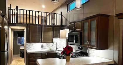 Exclusively Pymatuning Tiny Home w hot tub