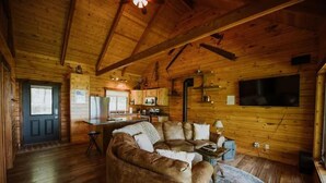 Smart TV, fireplace, books, stereo - Cozy Moss Hill Cabin @ Highest Elevation in CTY (Mindoro)