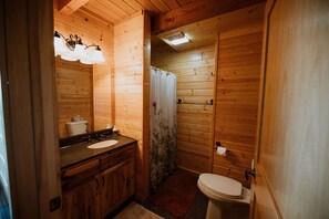 Dusj, hårføner, håndklær og såpe