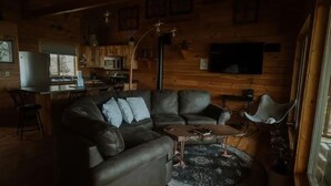 Smart TV, fireplace, books, stereo - Cozy Pettinger Cabin @ Highest Elevation in CTY (Mindoro)