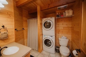Shower, hair dryer, towels, soap - Cozy Pettinger Cabin @ Highest Elevation in CTY (Mindoro)