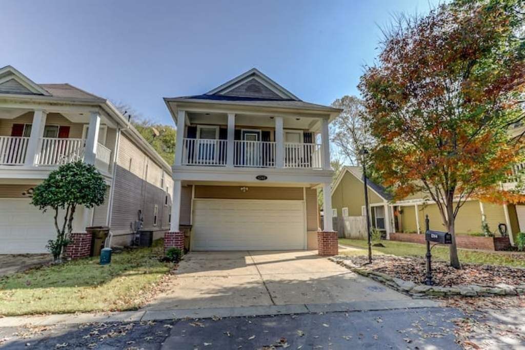 Cheerful Downtown 2 bedroom with private backyard
