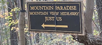 Cozy Cabin located close to Shenandoah National Park, Wineries, and Breweries. 