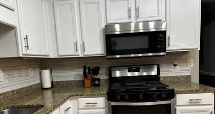 Tranquil Modern Home-8 minutes from ATL Airport