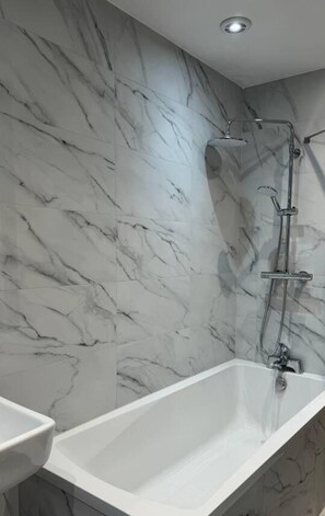 Combined shower/bathtub, deep-soaking bathtub, hair dryer, towels - Modern Solihull 2-bedroom Serviced Accommodation (Solihull)