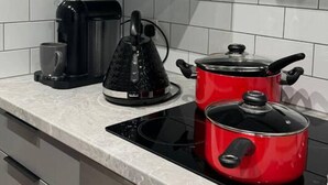 Refrigerador, microondas, horno, placa de cocina