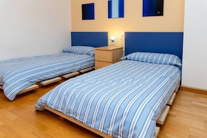 3 chambres, coffres-forts dans les chambres, fer et planche à repasser