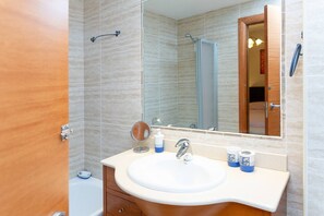 Regadera, secadora de cabello, bidet, toallas 