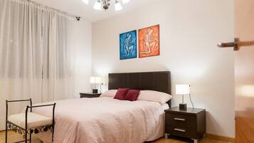 3 chambres, coffres-forts dans les chambres, fer et planche Ă repasser