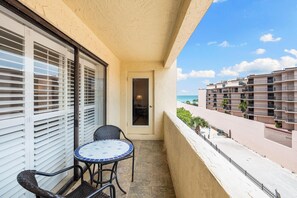 Outdoor dining - Sea Shell by Beachside Management (Siesta Key)