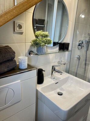 Haartrockner, Handtücher, Seife, Toilettenpapier