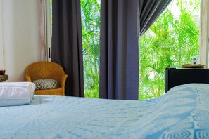 Habitación doble de diseñador | Minibar, caja de seguridad en la habitación y decoración personalizada 