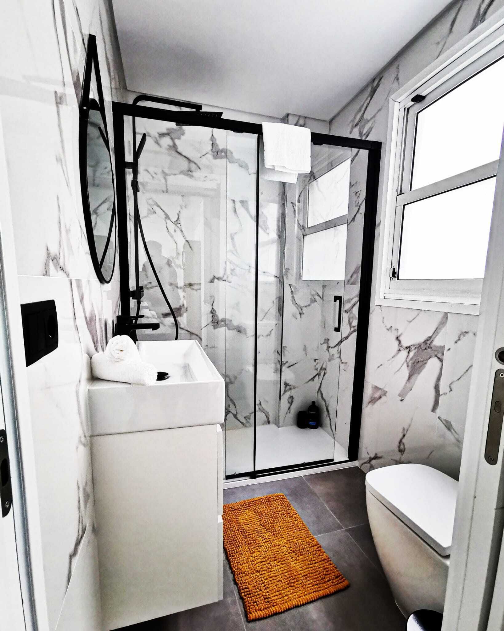 Een douche, een haardroger, handdoeken, zeep