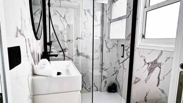 Een douche, een haardroger, handdoeken, zeep