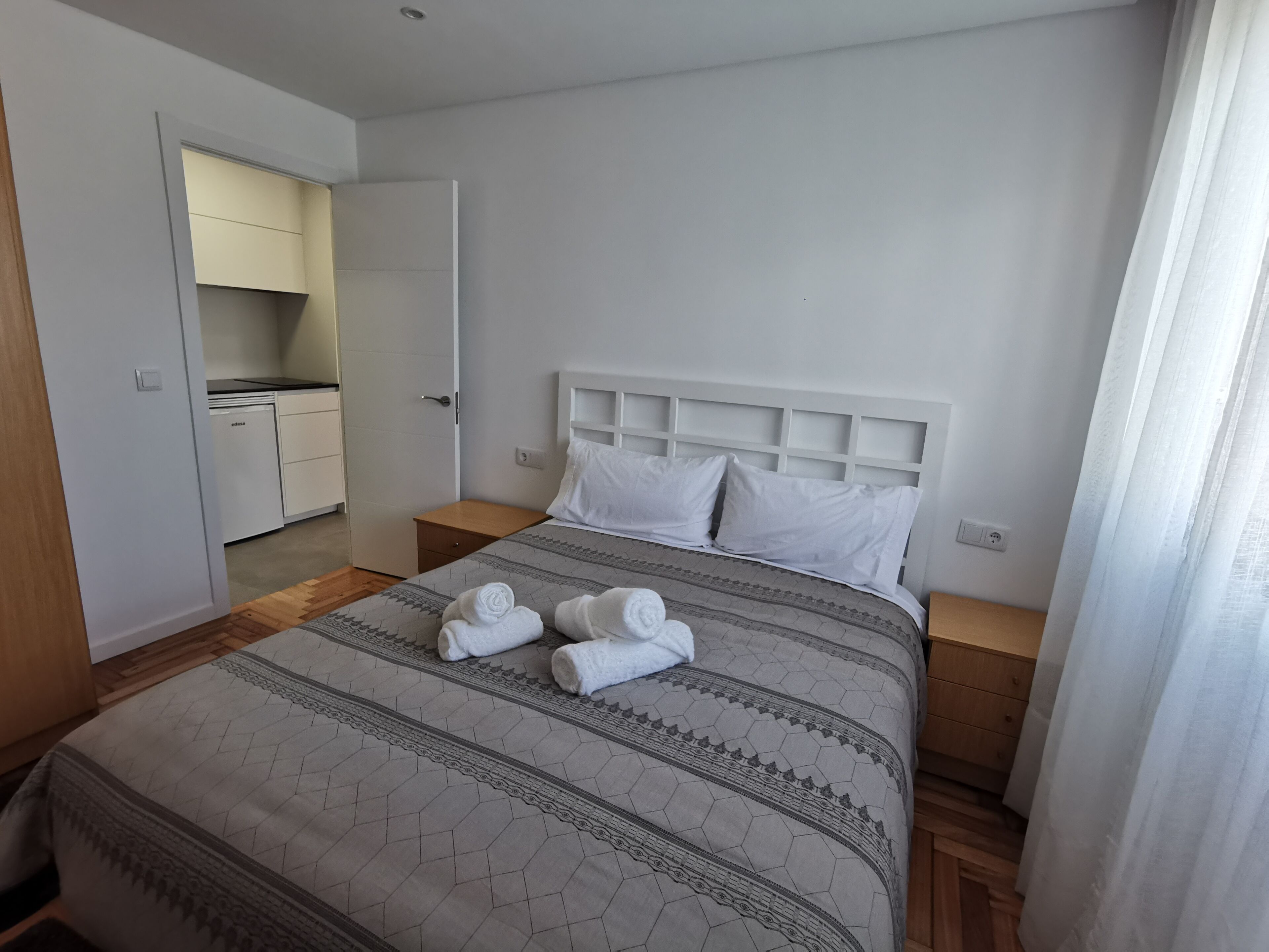 1 dormitorio, tabla de planchar con plancha, wifi y ropa de cama