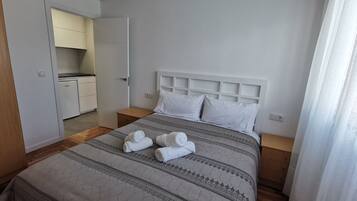 1 dormitorio, tabla de planchar con plancha, wifi y ropa de cama