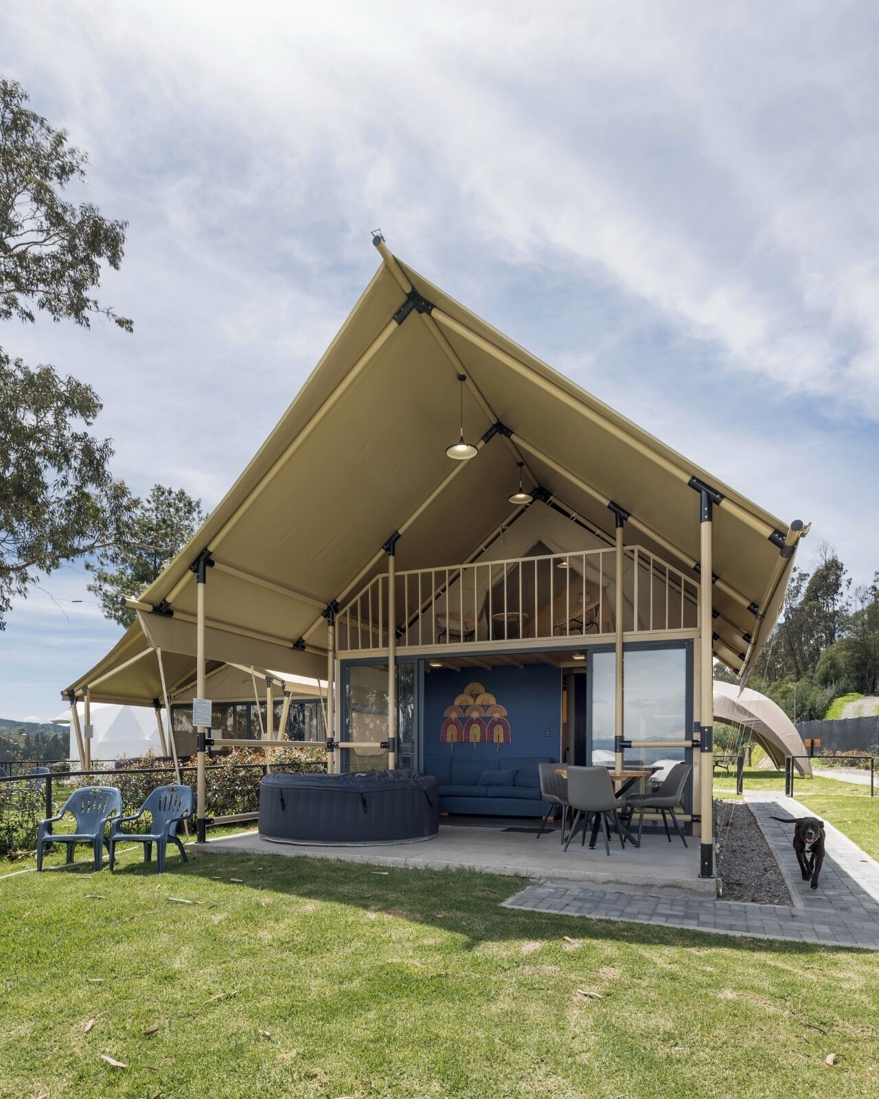 Ropa de cama hipoalergénica, colchones con pillow-top y minibar 