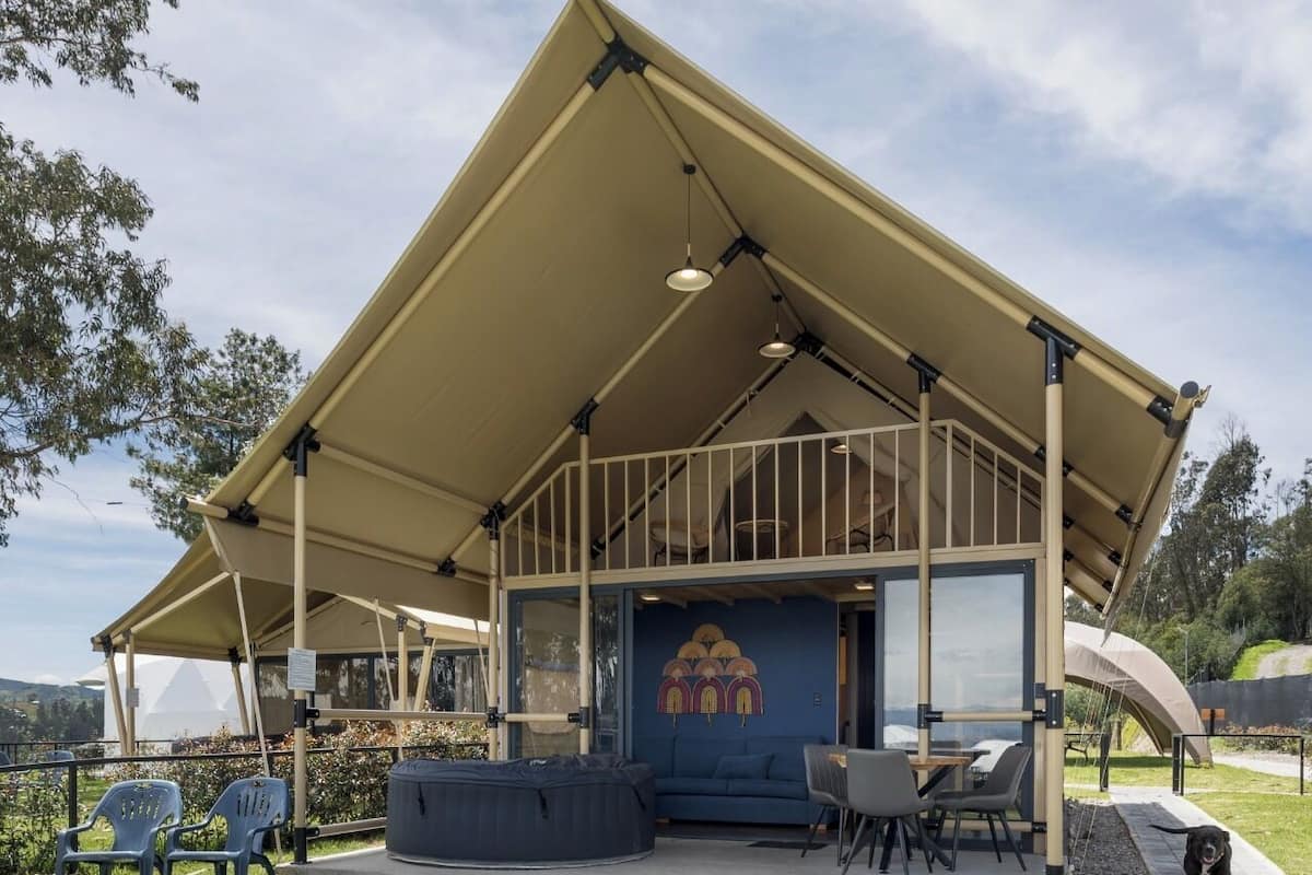 디럭스 텐트, 분사식 욕조 | 저자극성 침구, 필로우탑 침대, 미니바, 각각 다른 스타일의 인테리어