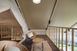 Tienda Deluxe, bañera de hidromasaje | Ropa de cama hipoalergénica, colchones con acolchado adicional, minibar