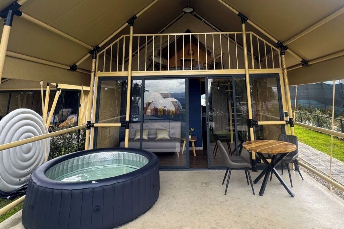 Deluxe Tent, Jetted Tub