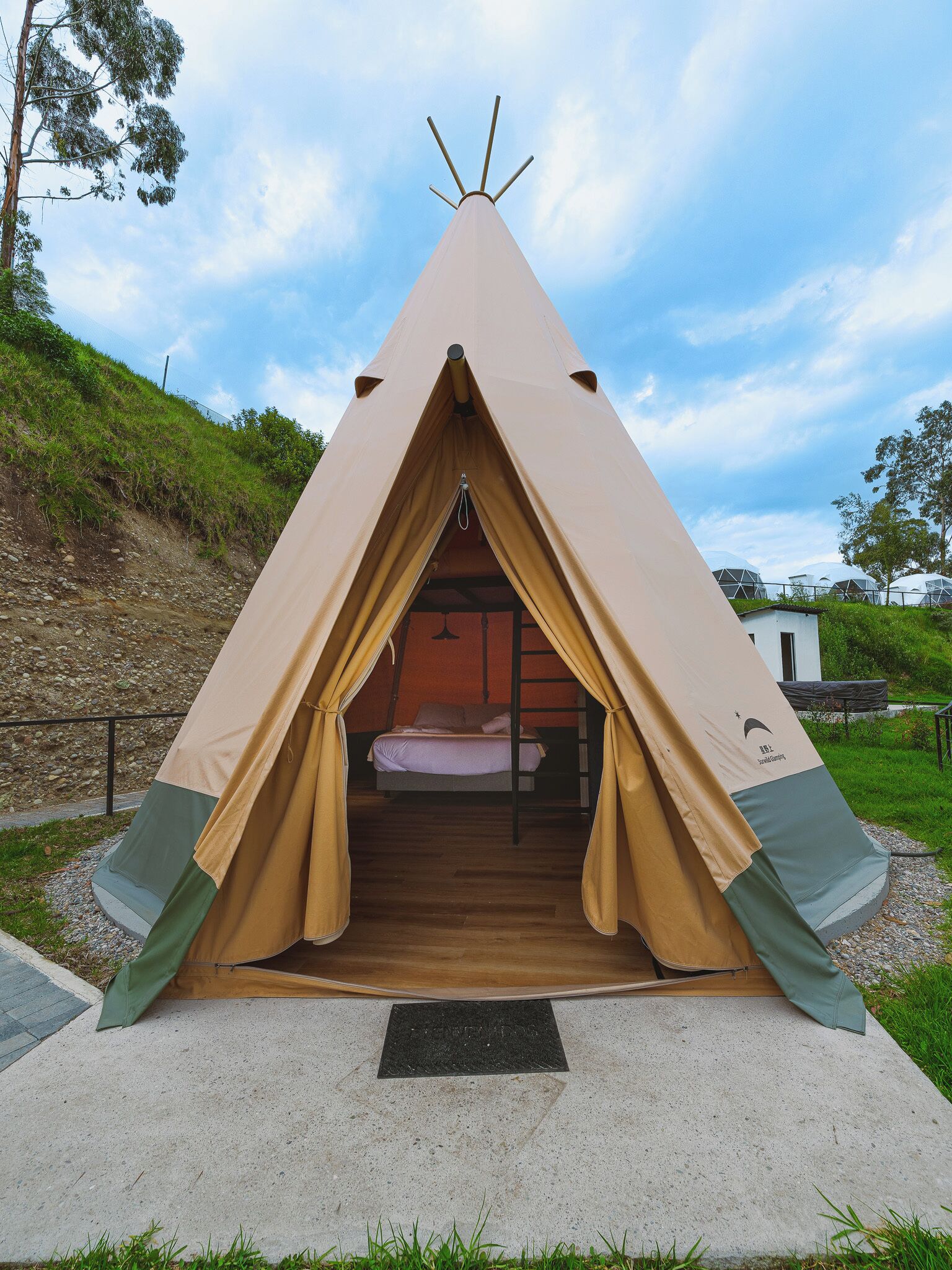 Ropa de cama hipoalergénica, colchones con pillow-top y minibar 