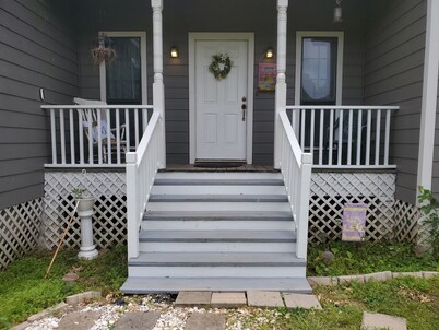 Spacious 3 Bedroom Home 1 Acre Unlimited Fast wifi