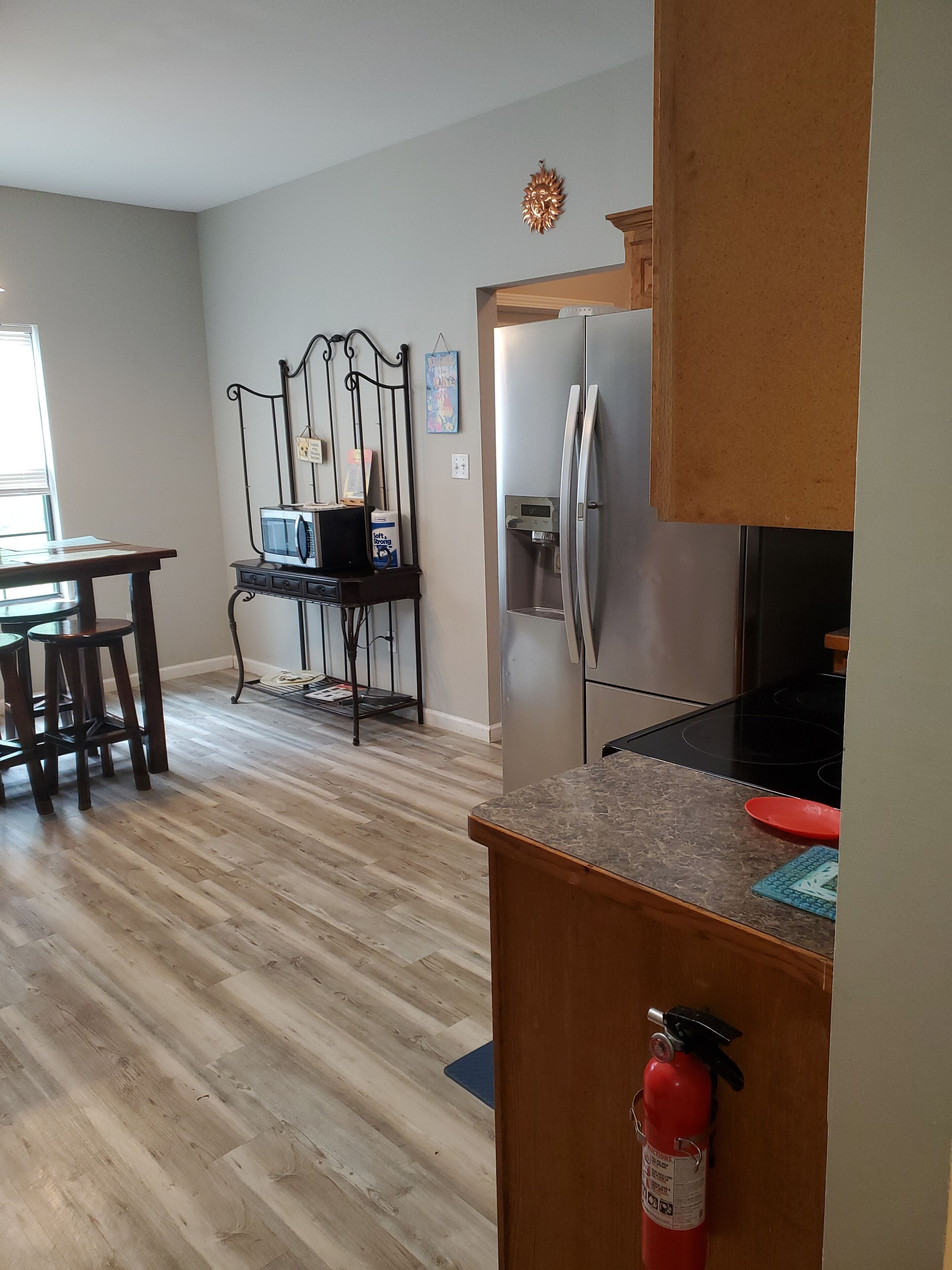 Jääkaappi, mikroaaltouuni, uuni, liesi