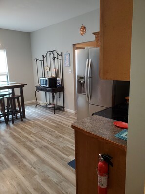 Fridge, microwave, oven, stovetop - Spacious 3 Bedroom Home 1 Acre Unlimited Fast wifi (Saint Francisville)