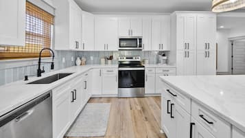 Een koelkast, een magnetron, een oven, een kookplaat