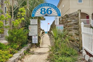 Property grounds - Modern Beach Luxury! 2 King beds. Fenced backyard & Pet Friendly (Panama City Beach)