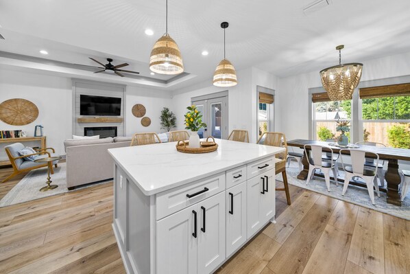 Interior - Modern Beach Luxury! 2 King beds. Fenced backyard & Pet Friendly (Panama City Beach)