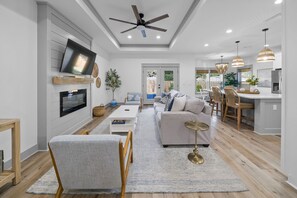 Smart TV, fireplace