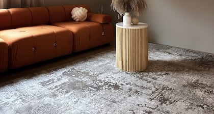 Private Parking• Modern Oasis•King bed