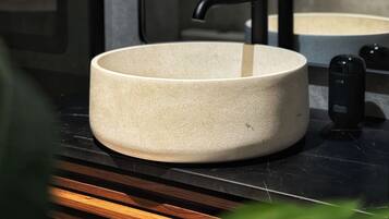 Een douche, een haardroger, handdoeken, zeep