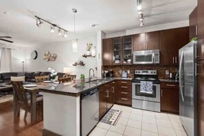 Private kitchen - Hermann park & medical Center view (Houston)