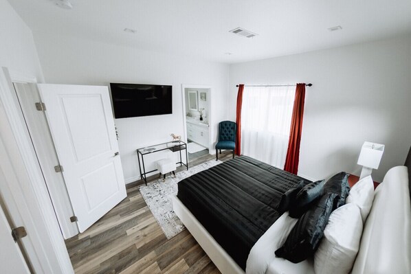 3 bedrooms, desk, iron/ironing board, free WiFi