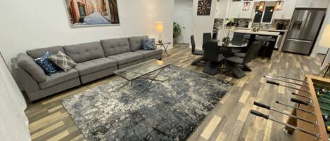 Smart TV, futbolito y libros