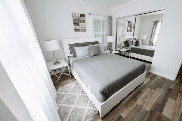 3 chambres, bureau, fer et planche à repasser, accès au Wi-Fi (inclus)